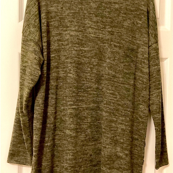 Long Sleeve Drop Shoulder Faux Side Placket w/ Wooden Buttons Top - Picture 4 of 4